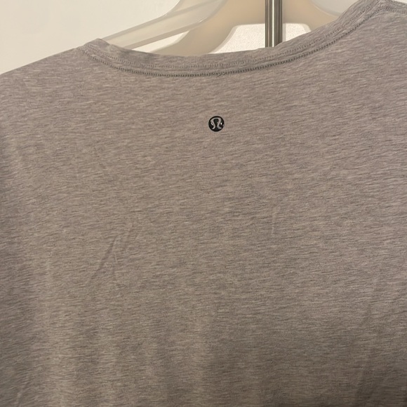 Grey LULULEMON Tee M - pit stains - Picture 2 of 3